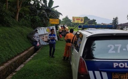 Truk Boks Masuk Parit di Tol Jagorawi gegara Sopir Mengantuk