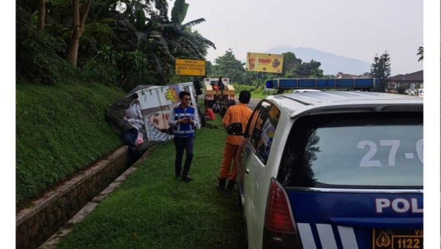 Truk Boks Masuk Parit di Tol Jagorawi gegara Sopir Mengantuk
